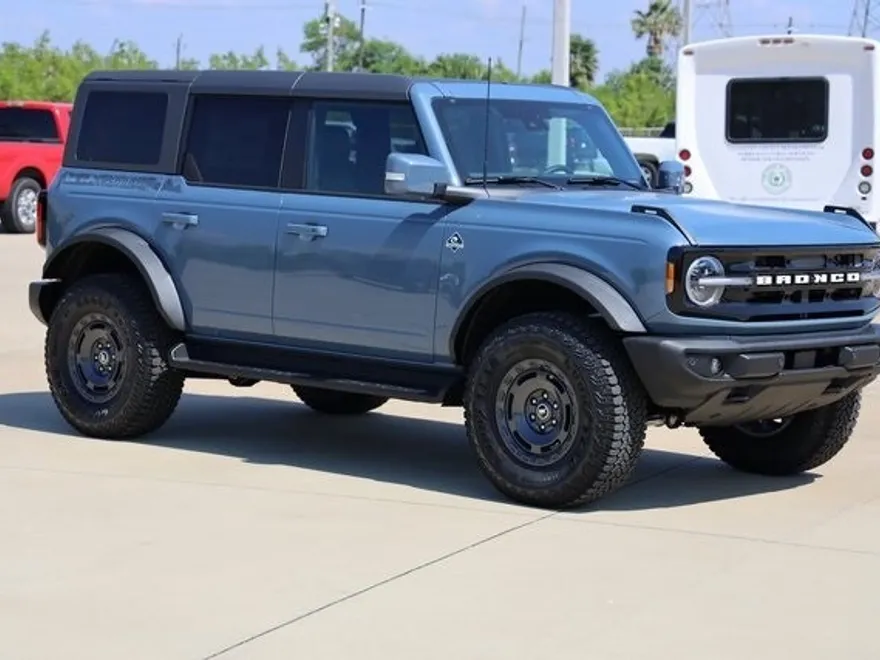 2025 Ford Bronco Outer Banks photo 1