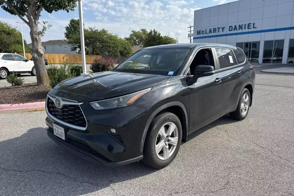 2024 Toyota Highlander LE photo 1