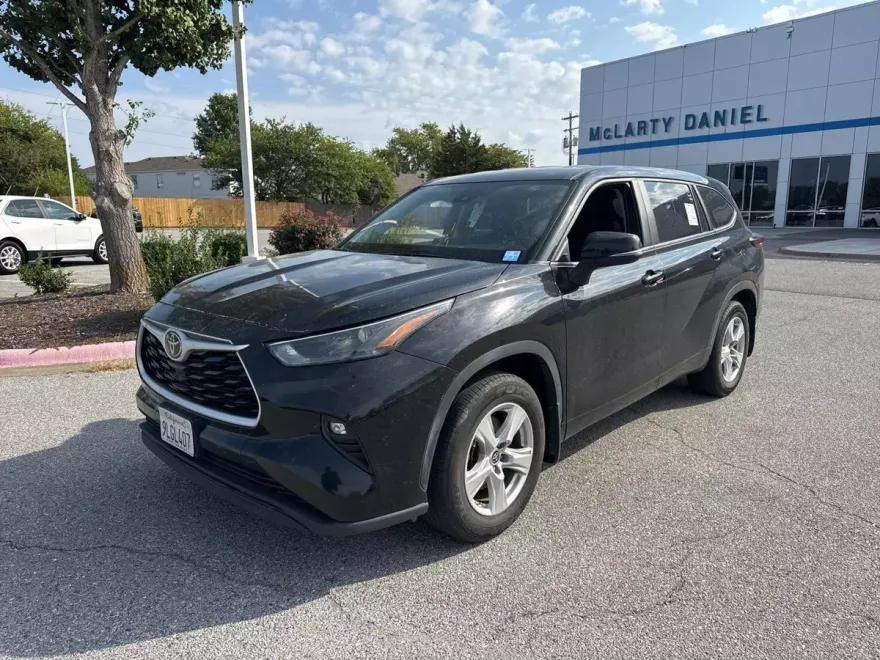2024 Toyota Highlander LE photo 1