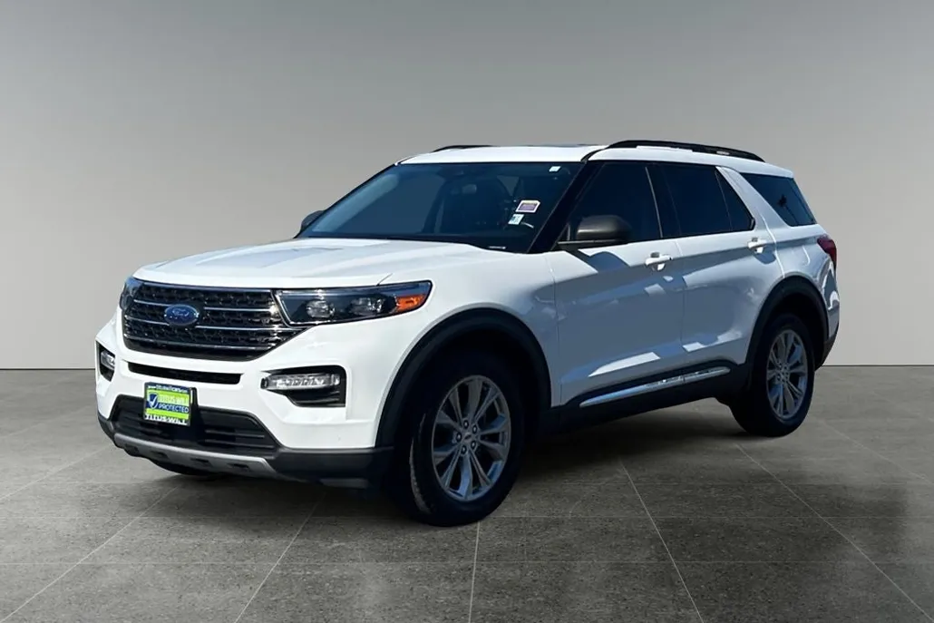 2023 Ford Explorer XLT photo 1