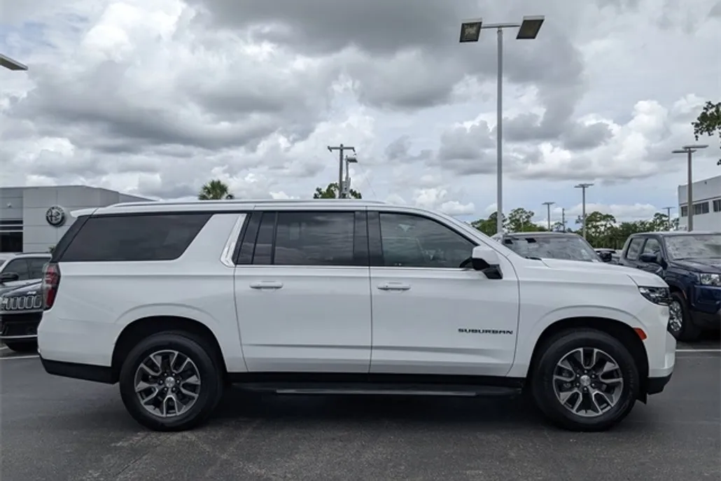 2021 Chevrolet Suburban LT photo 1