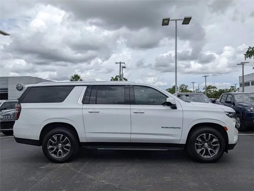 2021 Chevrolet Suburban LT photo 1