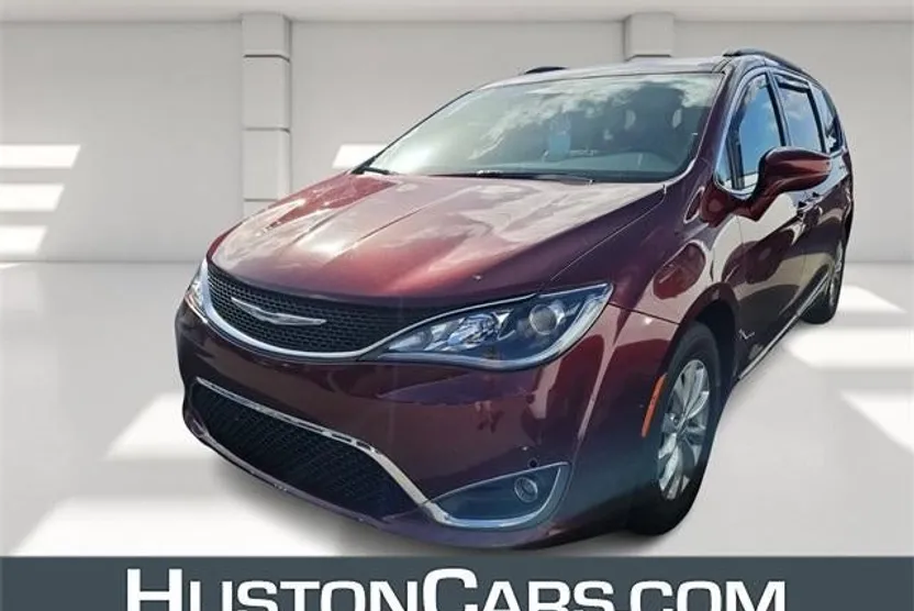2017 Chrysler Pacifica Touring L photo 1