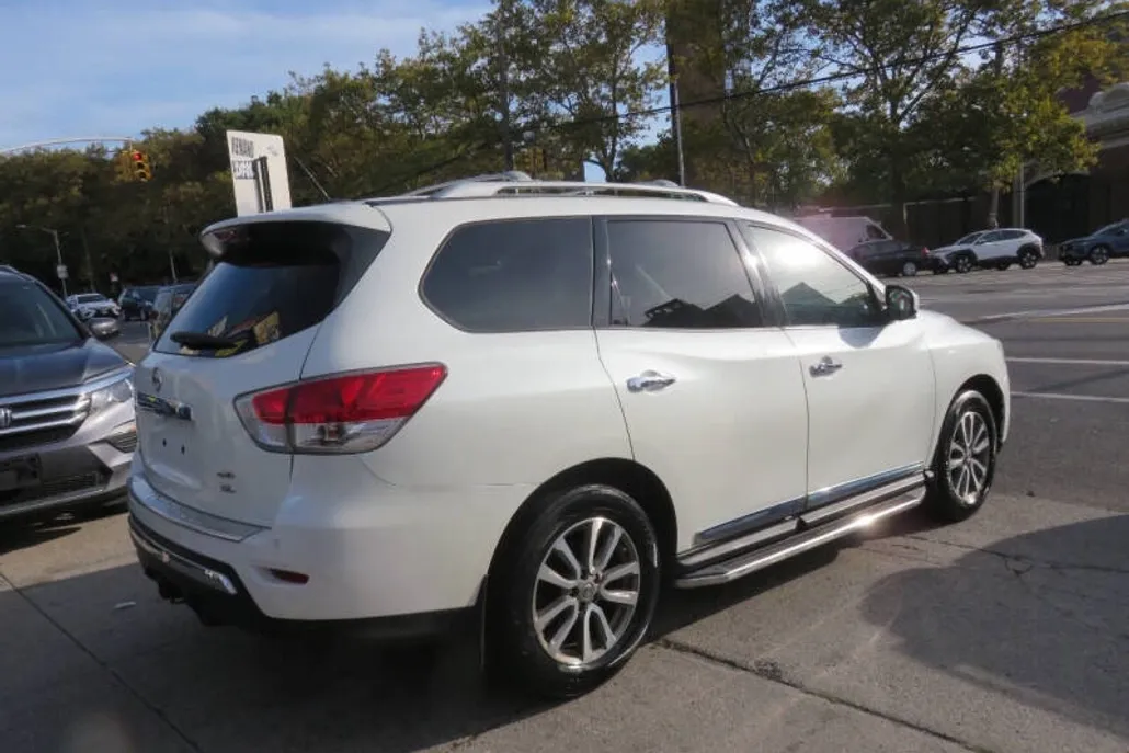 2015 Nissan Pathfinder SL photo 1