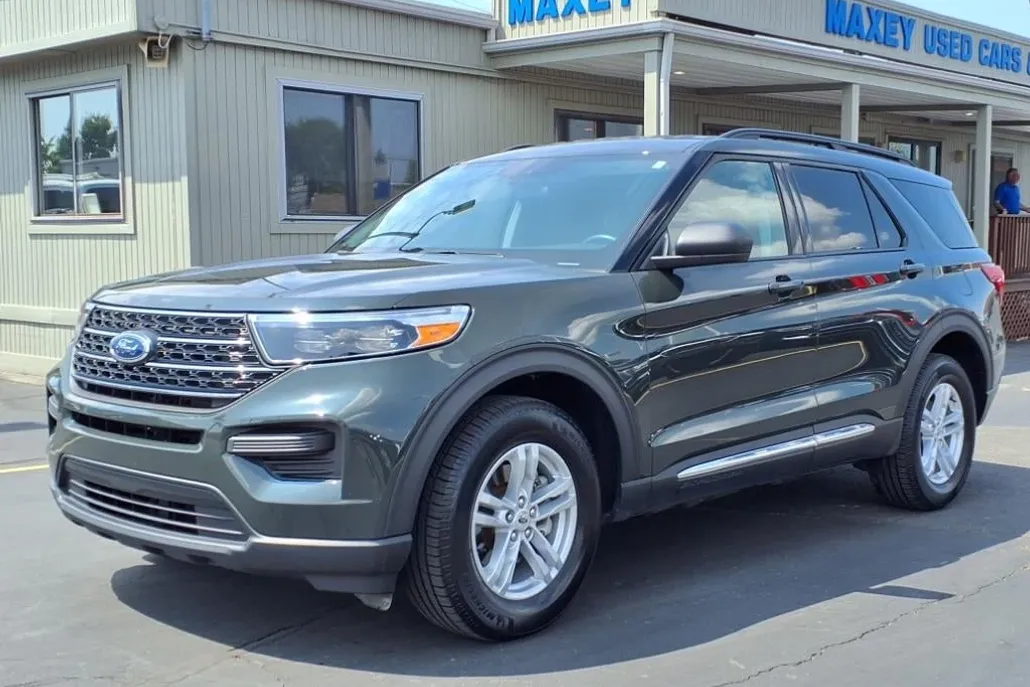 2023 Ford Explorer XLT photo 1