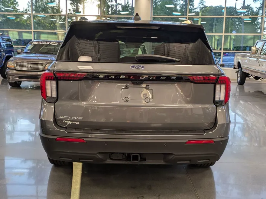 2025 Ford Explorer photo 1