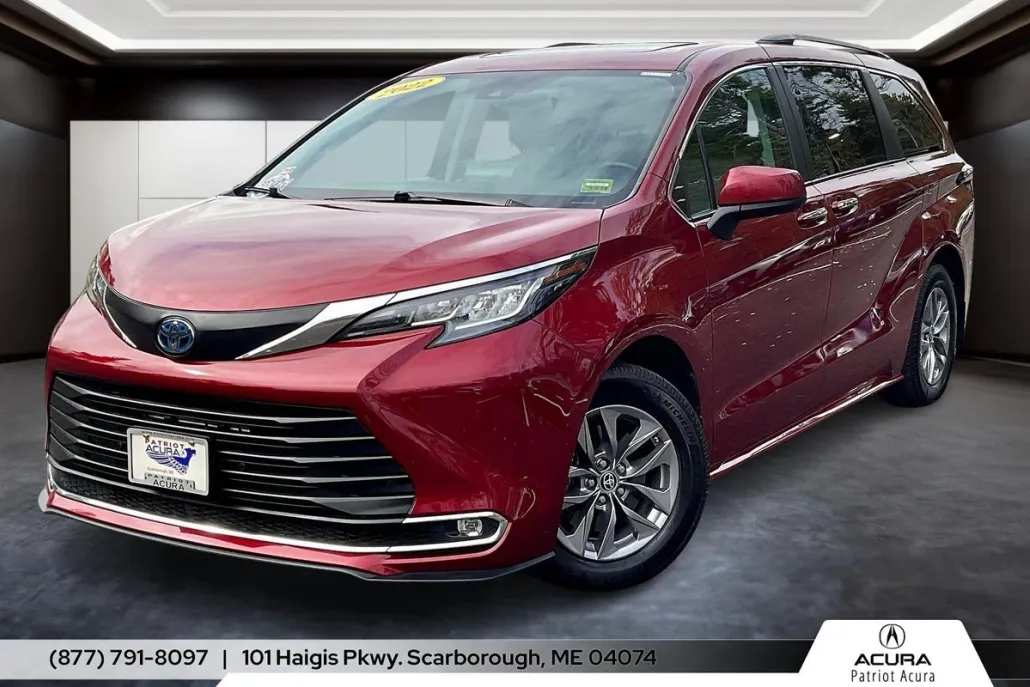 2022 Toyota Sienna XLE photo 1