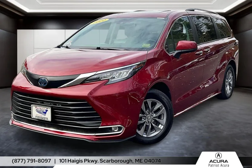 2022 Toyota Sienna XLE photo 1