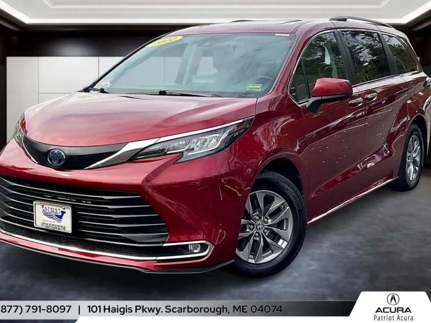 2022 Toyota Sienna XLE photo 1