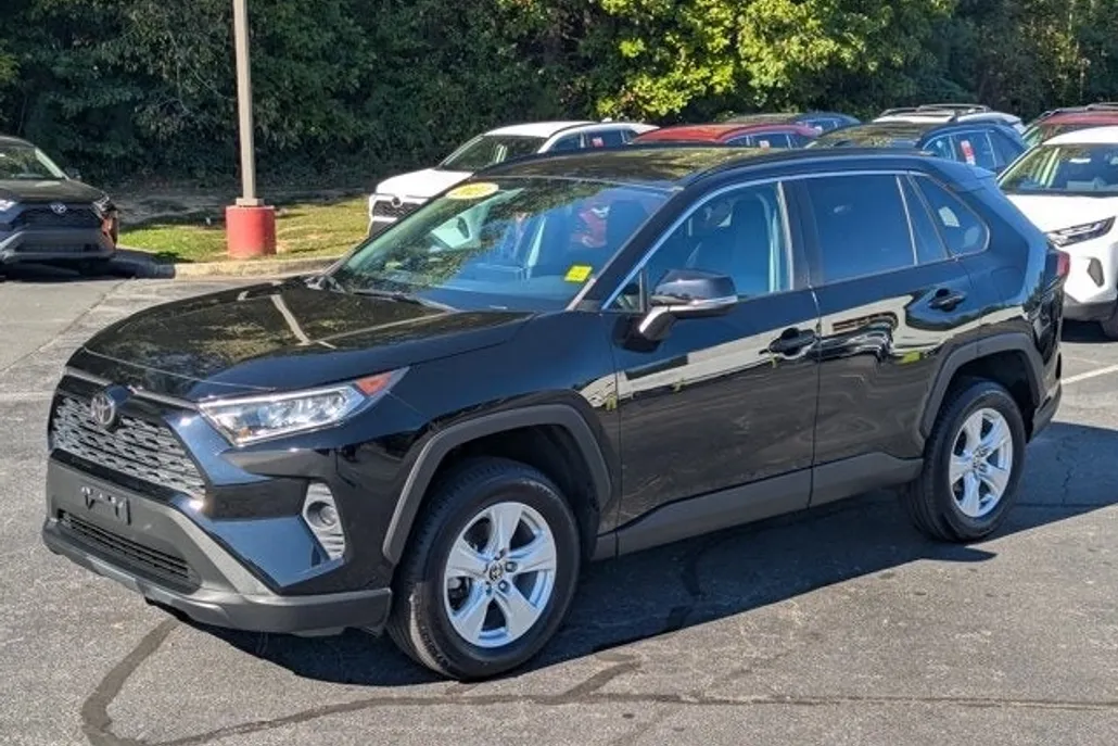 2021 Toyota RAV4 XLE photo 1