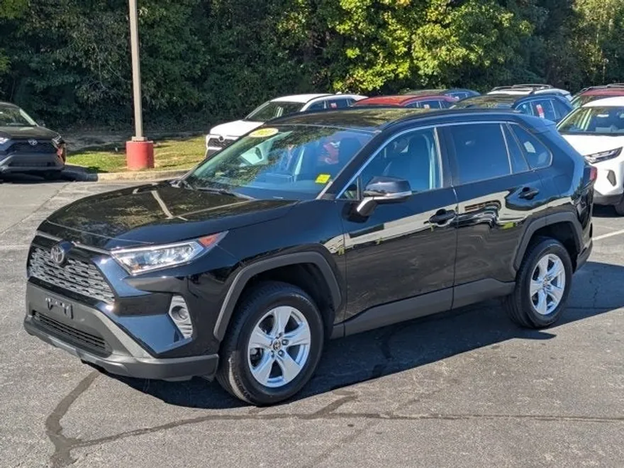 2021 Toyota RAV4 XLE photo 1