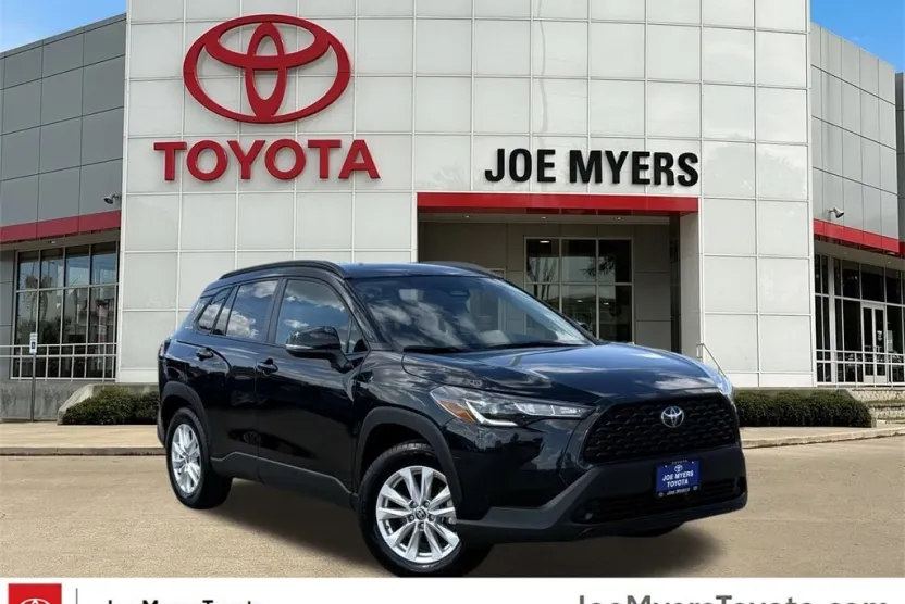 2024 Toyota Corolla Cross LE photo 1