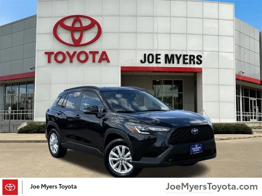 2024 Toyota Corolla Cross LE photo 1