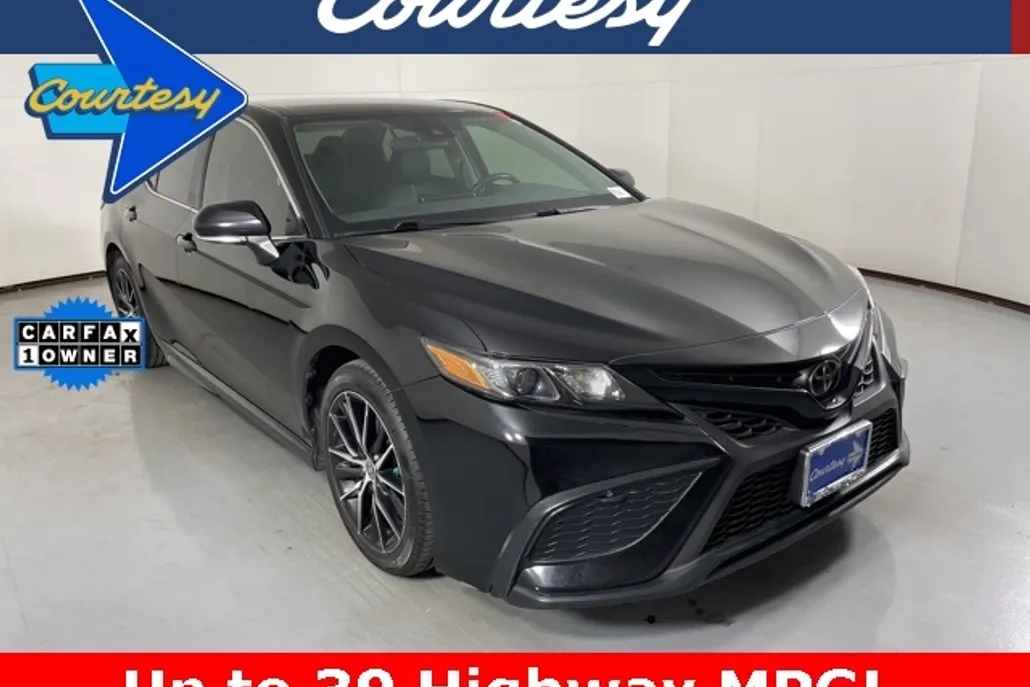2022 Toyota Camry SE photo 1