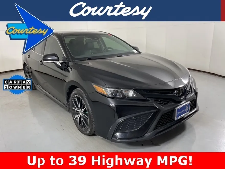 2022 Toyota Camry SE photo 1