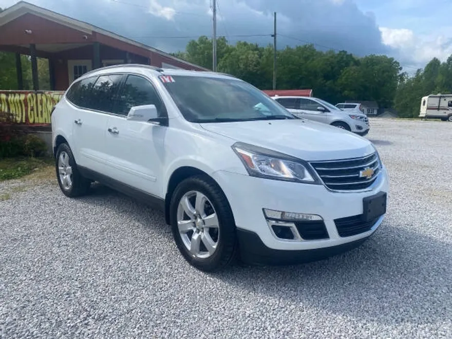 2017 Chevrolet Traverse 1LT photo 1