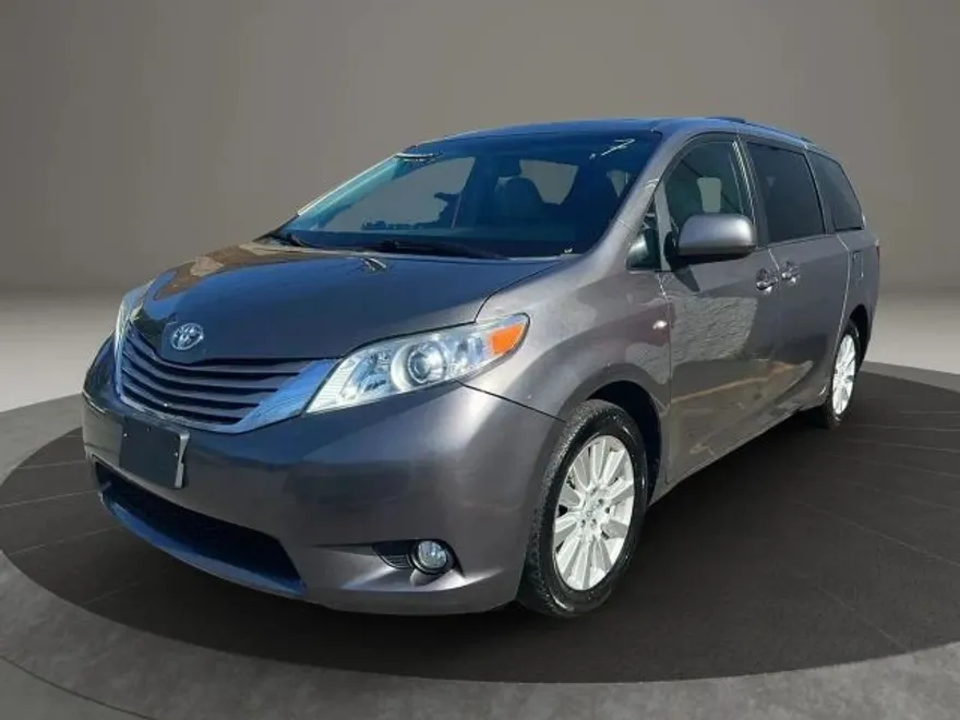 2017 Toyota Sienna Limited XLE Premium photo 1