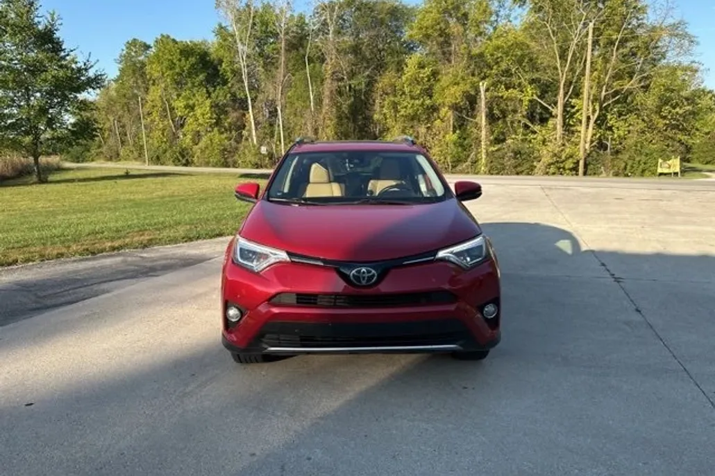2016 Toyota RAV4 Limited photo 1