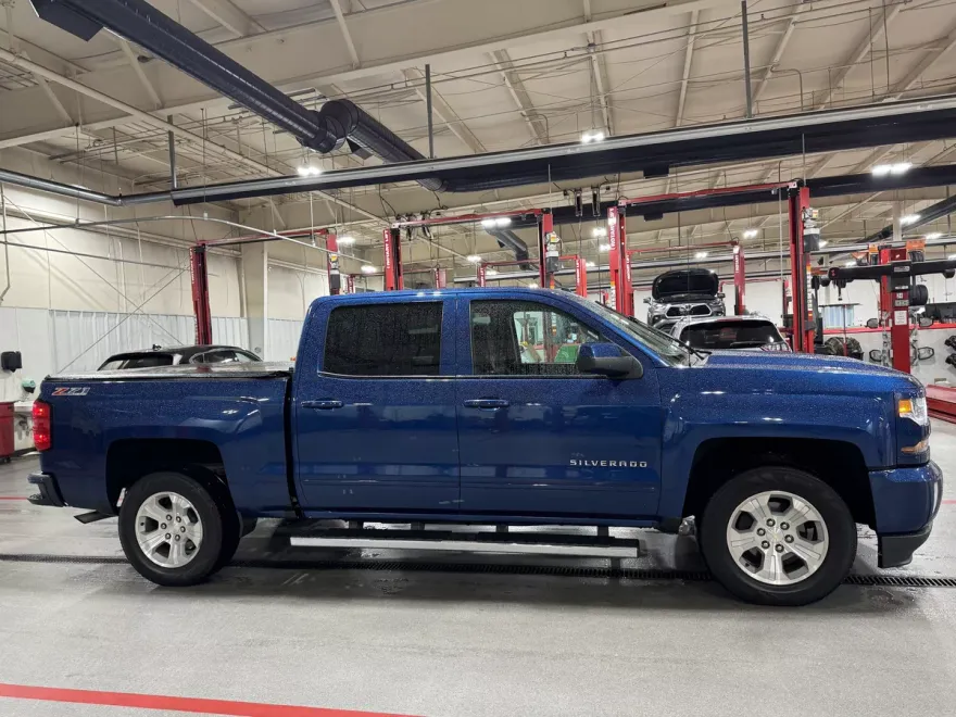 2017 Chevrolet Silverado 1500 LT photo 1