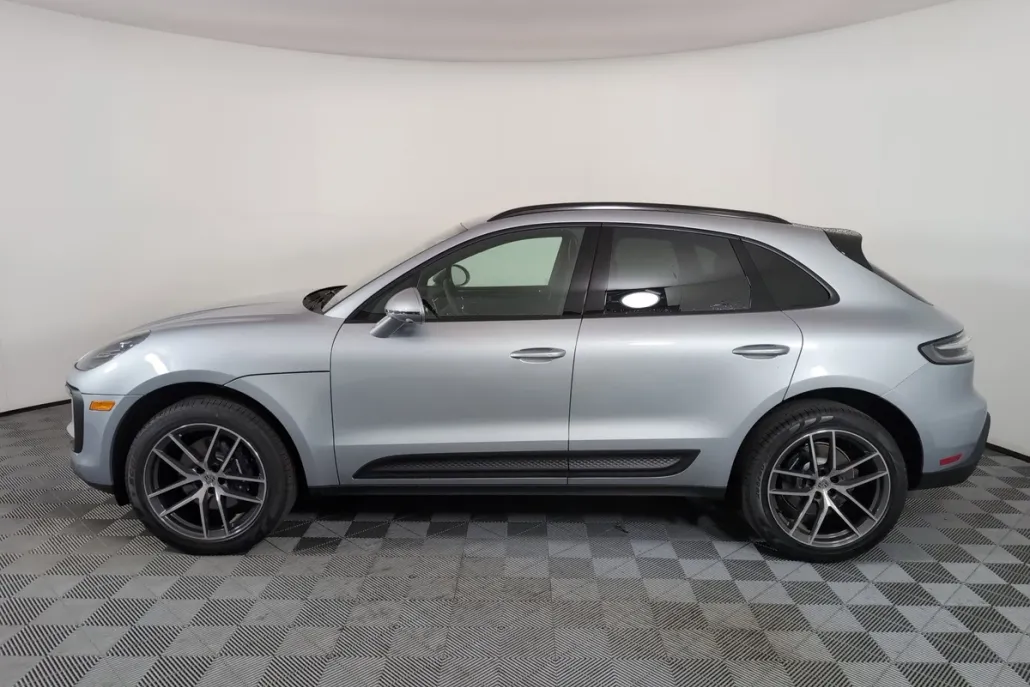 2025 Porsche Macan T photo 1