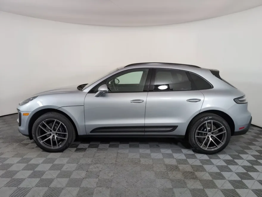 2025 Porsche Macan T photo 1