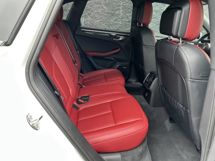 2025 Porsche Macan photo 1