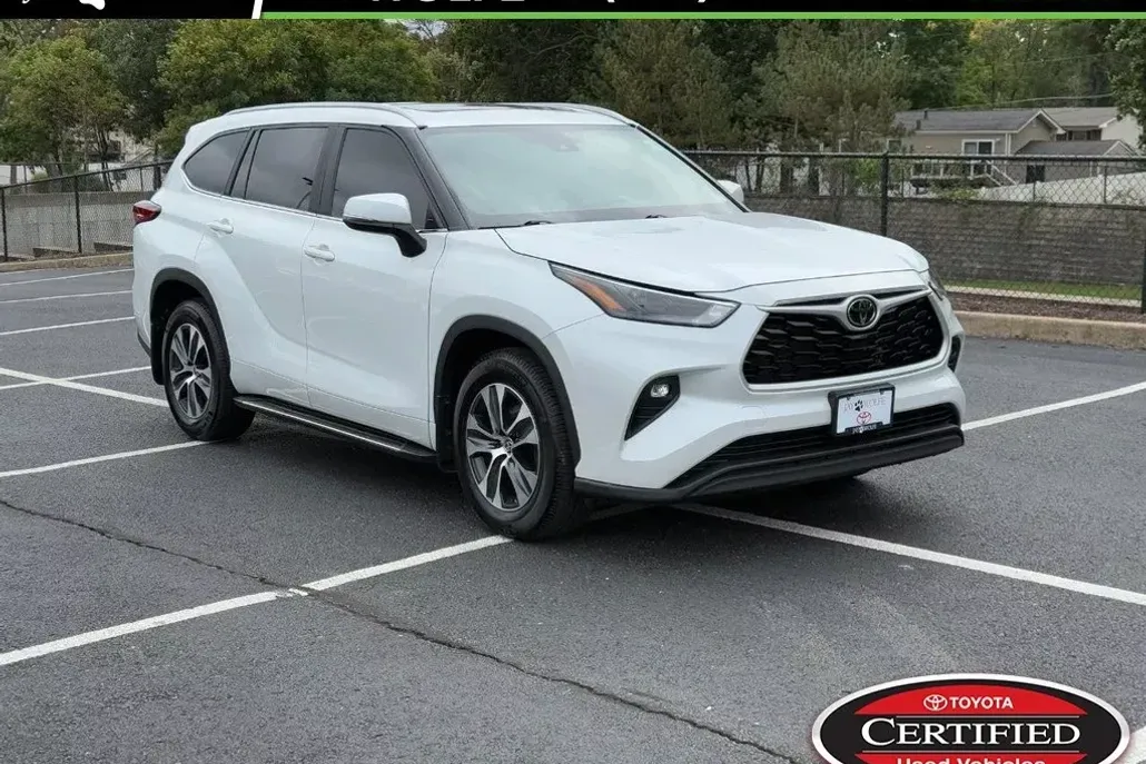 2023 Toyota Highlander XLE photo 1