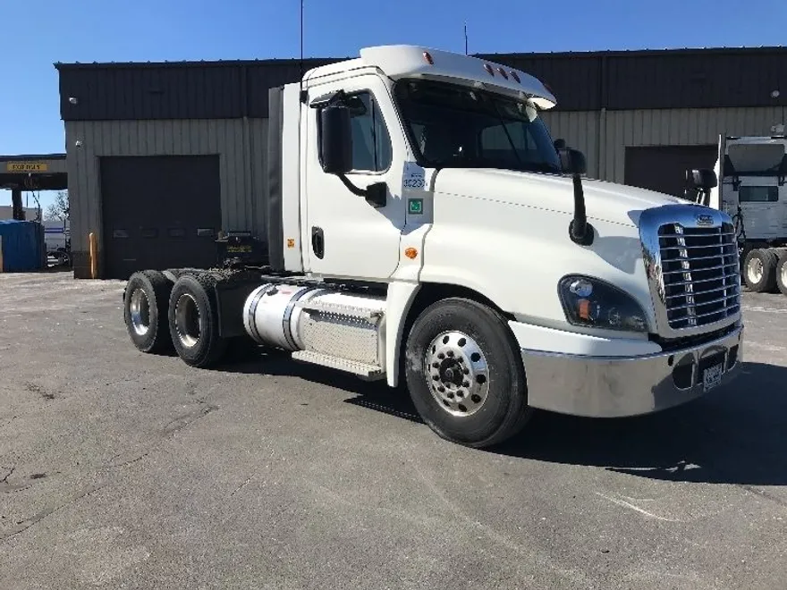 2020 Freightliner Cascadia 125" Sleeper Cab photo 1
