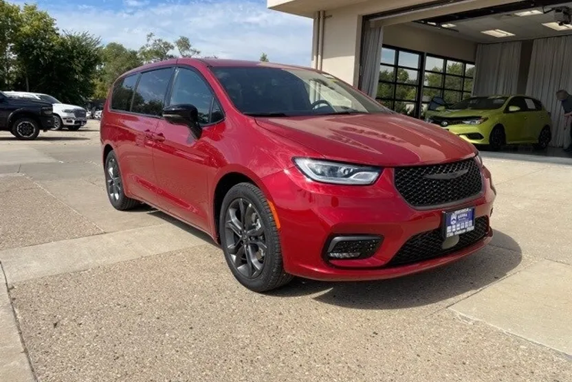 2026 Chrysler Pacifica photo 1