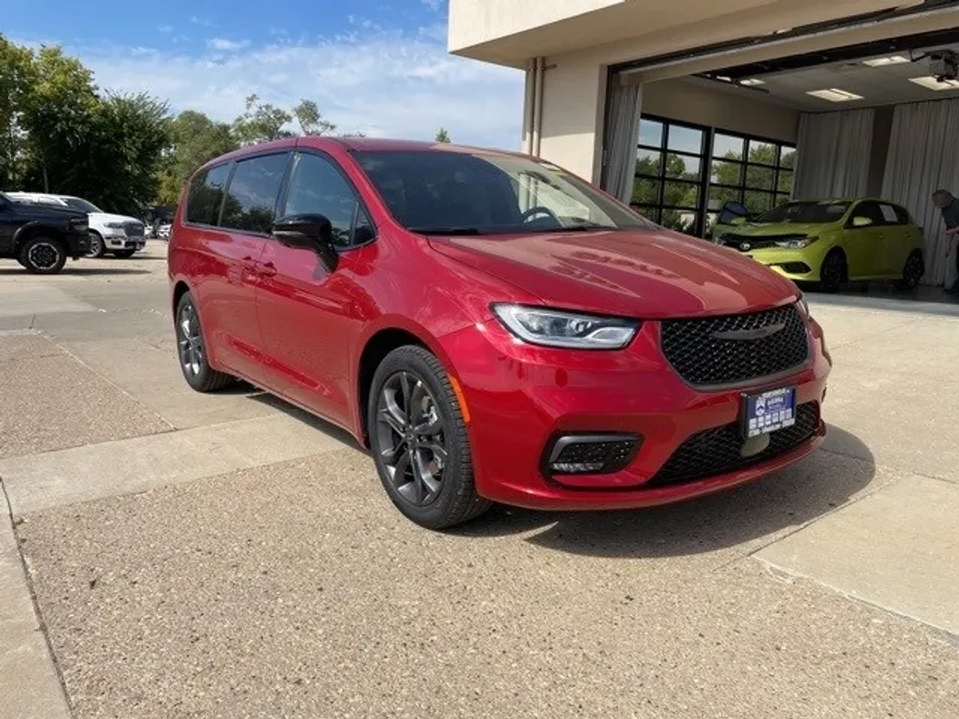 2026 Chrysler Pacifica photo 1