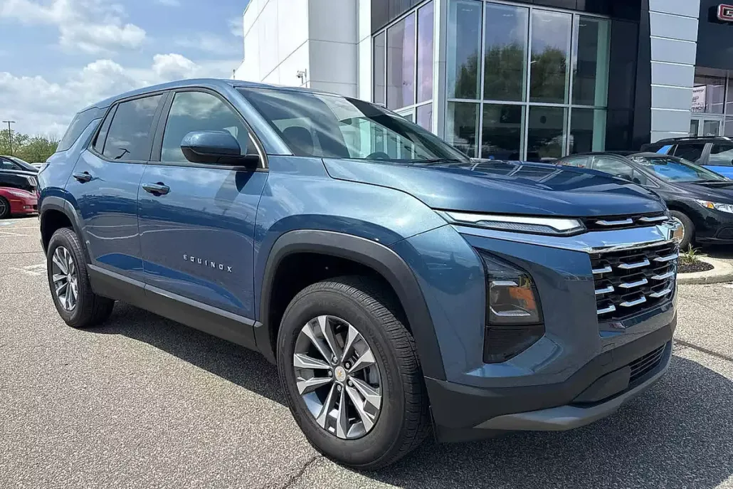 2025 Chevrolet Equinox LT photo 1