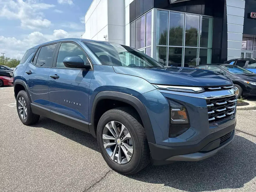 2025 Chevrolet Equinox LT photo 1