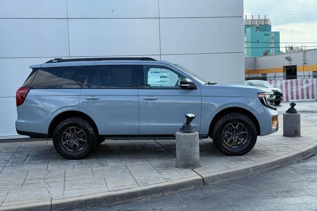 2025 Ford Expedition photo 1