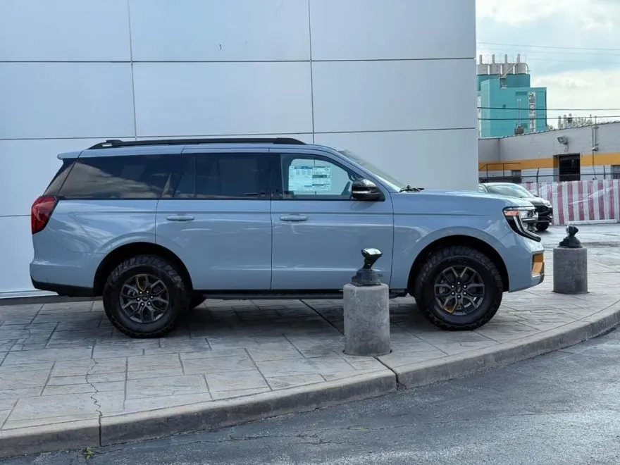 2025 Ford Expedition photo 1