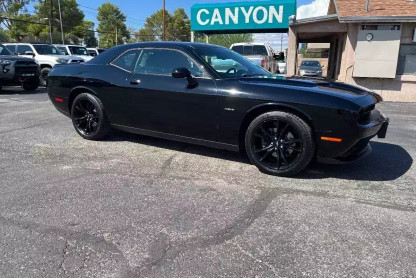 2017 Dodge Challenger R/T photo 1