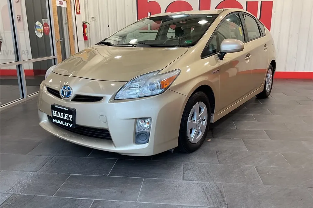 2011 Toyota Prius Two photo 1