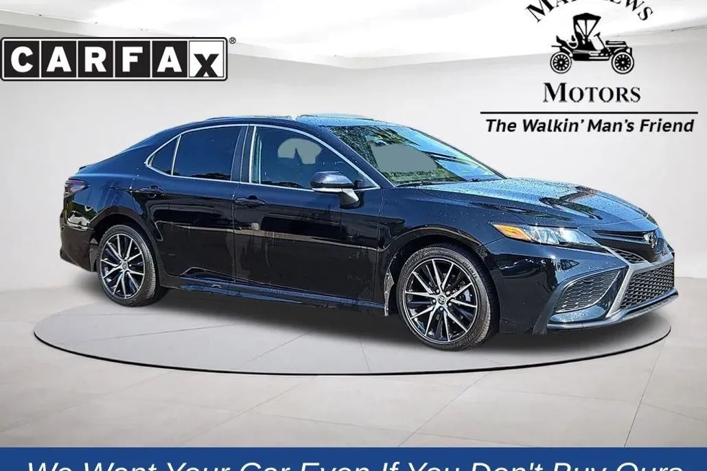 2022 Toyota Camry SE photo 1