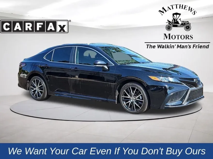 2022 Toyota Camry SE photo 1
