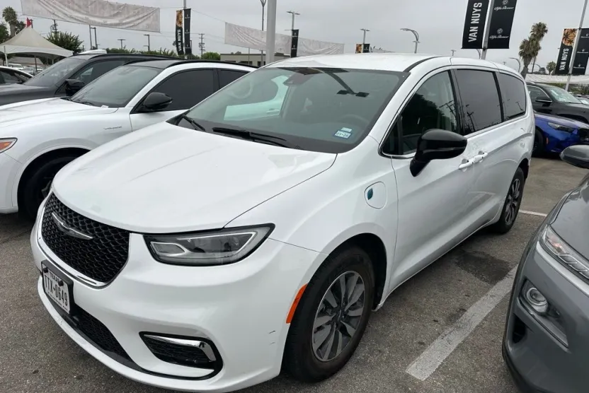 2024 Chrysler Pacifica Hybrid photo 1