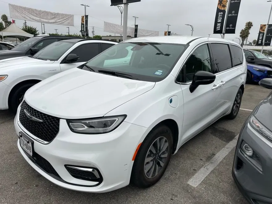 2024 Chrysler Pacifica Hybrid photo 1