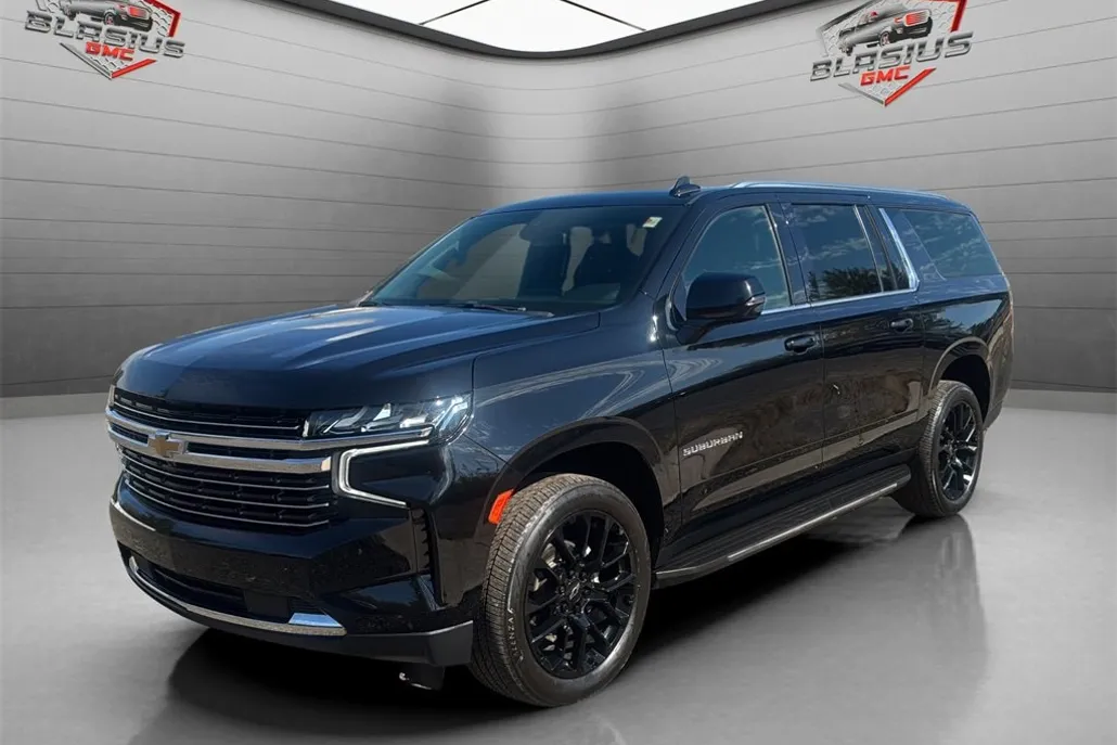 2022 Chevrolet Suburban LT photo 1