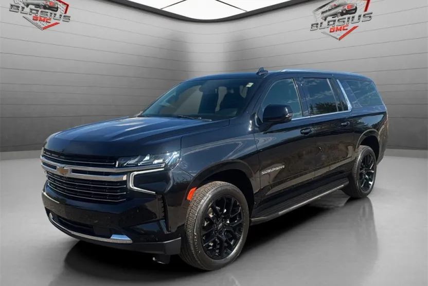 2022 Chevrolet Suburban LT photo 1