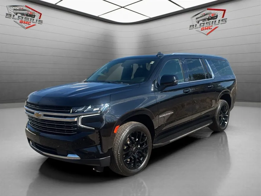 2022 Chevrolet Suburban LT photo 1