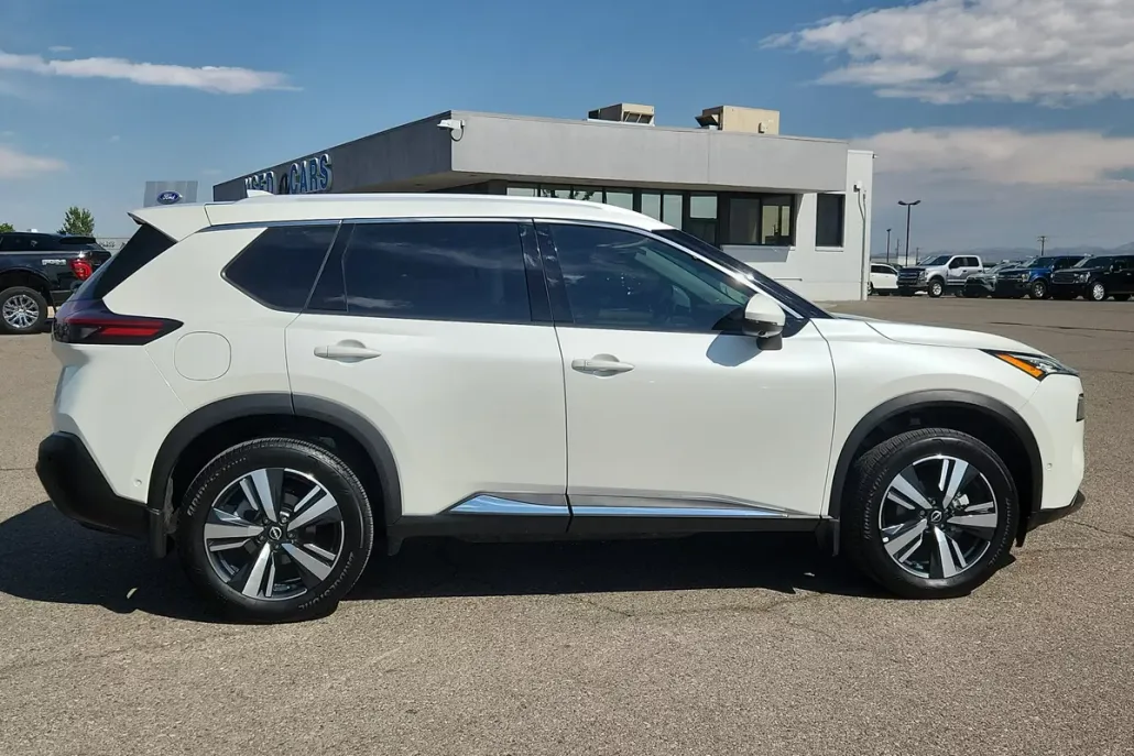 2023 Nissan Rogue SL photo 1