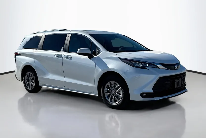 2025 Toyota Sienna XLE photo 1