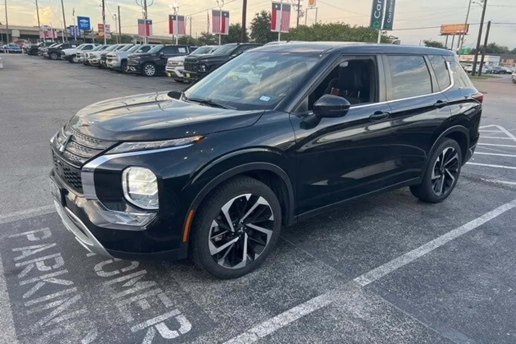 2023 Mitsubishi Outlander SE photo 1