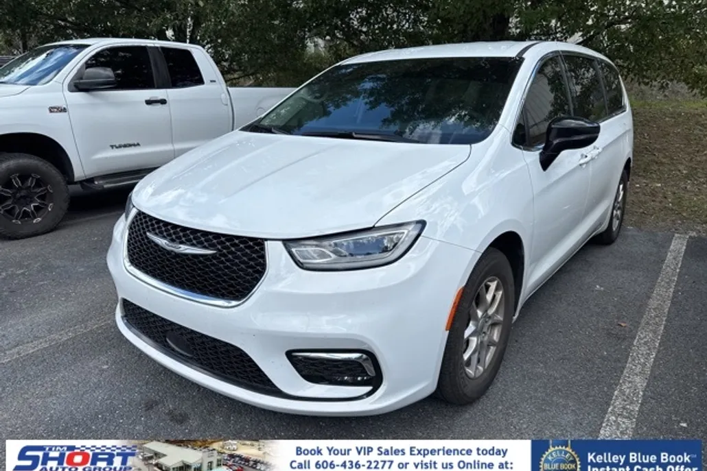 2024 Chrysler Pacifica Touring L photo 1