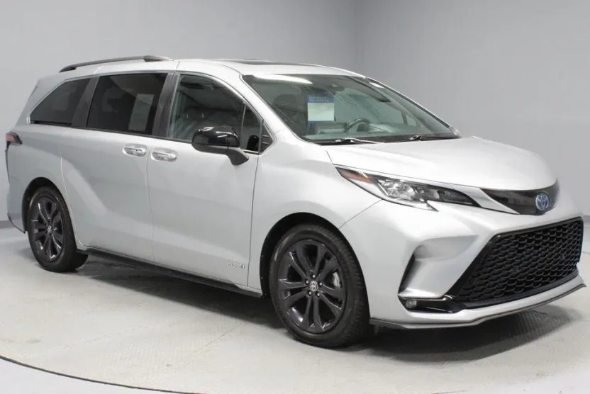 2021 Toyota Sienna XSE photo 1