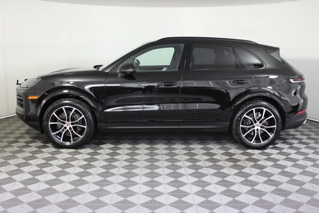 2025 Porsche Cayenne Base photo 1