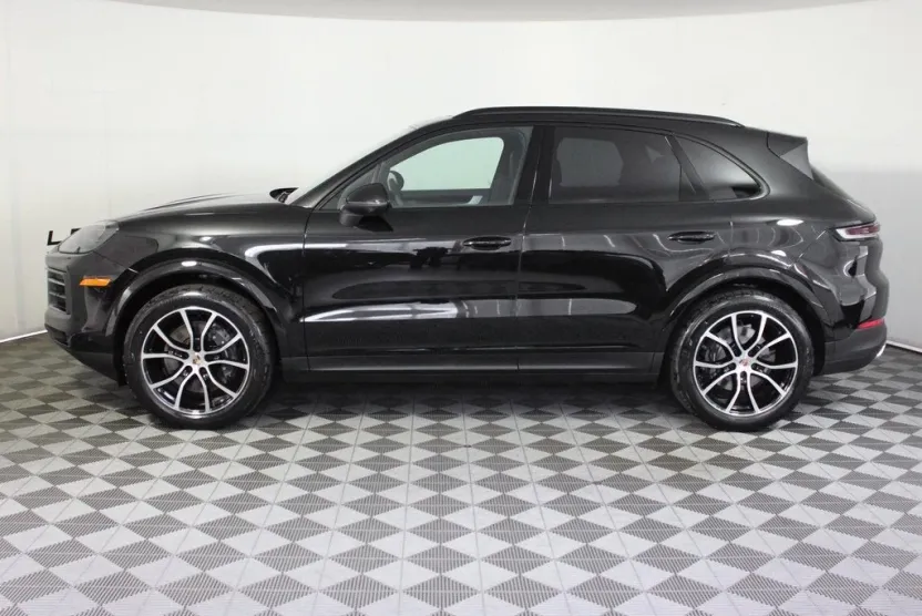 2025 Porsche Cayenne Base photo 1